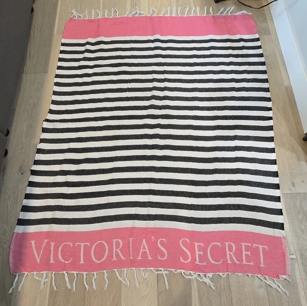 VICTORIA'S SECRET SUMMER BUNDLE BEACH TOWEL SET OF 2 FRAGRANCE BODY LOTION 8 OZ